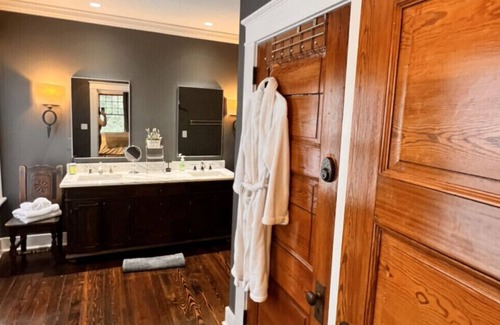 Historic Montford Casa | Historic home located in Montford half a mile to town ~ Magical stay (Sleeps 10)