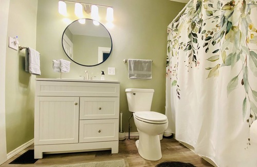Carlinville Casa | Historic Home near Blackburn and Square - two king beds, washer/dryer, spacious