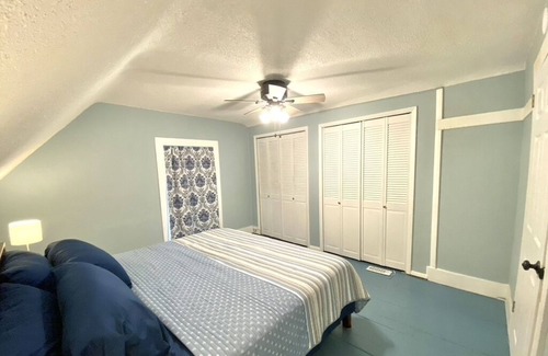 Carlinville Casa | Historic Home near Blackburn and Square - two king beds, washer/dryer, spacious