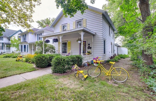 De Pere Casa | Historic Home with Sunroom - 5 Mi to Lambeau Field!