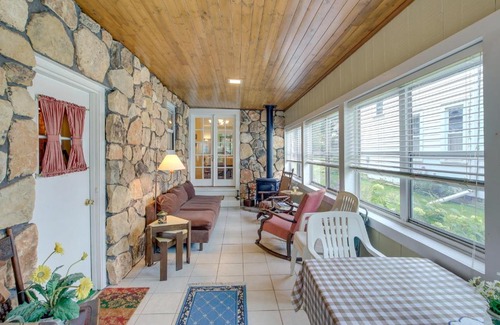 De Pere Casa | Historic Home with Sunroom - 5 Mi to Lambeau Field!