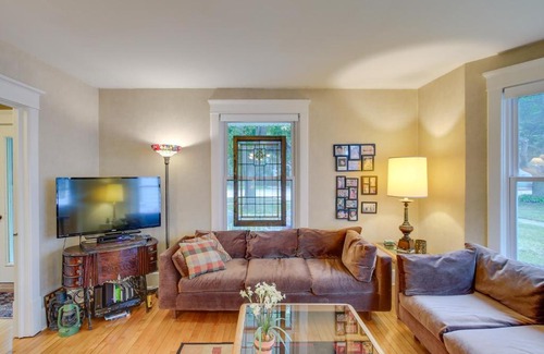 De Pere Casa | Historic Home with Sunroom - 5 Mi to Lambeau Field!