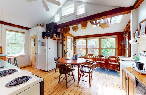 Paris Casa | Casa histórica con vistas al porche y montaña / valle, perros OK, ideal para bodas!