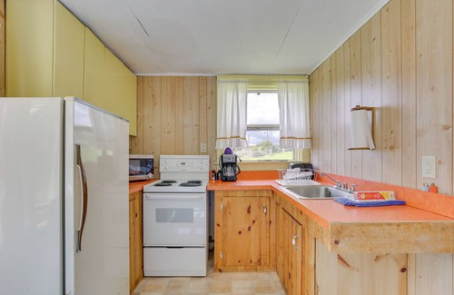 White Mills Cabina | Historic Honesdale Cabin on Farm & Animal Rescue!