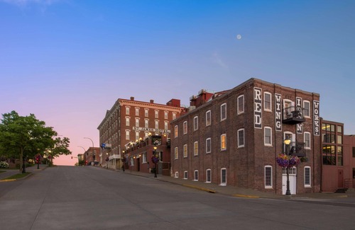 Red Wing Hotel | Historic Hotel in Beautiful Red Wing -Outdoor Activities -Dining -Museums -Art