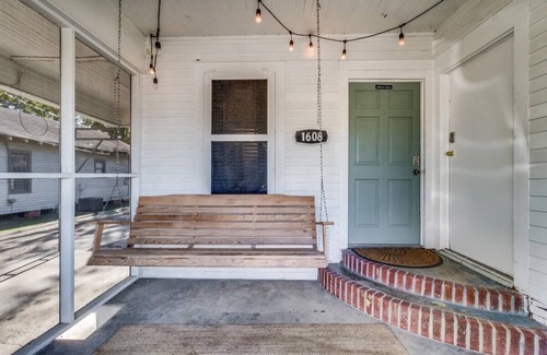 Freetown - Port Rico Casa | Historic Jefferson St Retreat 4 Bedrooms + Garden & Parkin