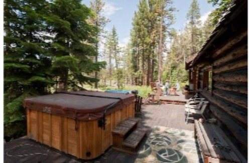 Tahoe Meadows Cabina | Histórico cabaña de madera con acceso a la playa privada en el distrito histórico