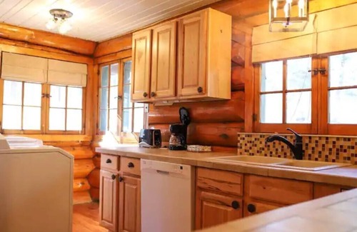 Rapid City Cabina | Historic Log Cabin- A True Black Hills Original
