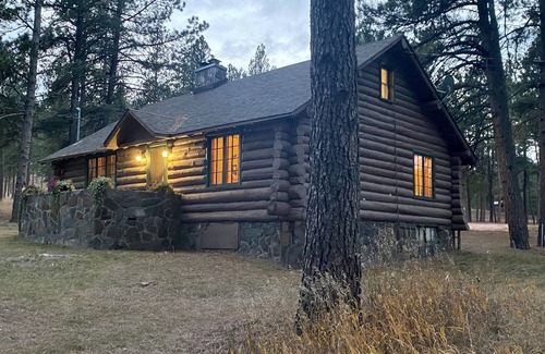 Rapid City Cabina | Historic Log Cabin- A True Black Hills Original