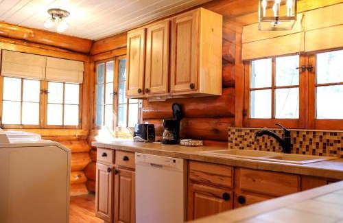 Rapid City Casa | Historic Log Cabin for South Dakota Glamping Getaways