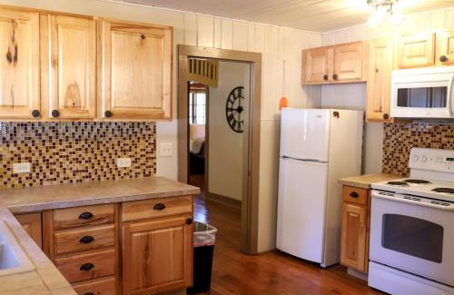 Rapid City Casa | Historic Log Cabin for South Dakota Glamping Getaways