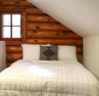 Rapid City Casa | Historic Log Cabin for South Dakota Glamping Getaways