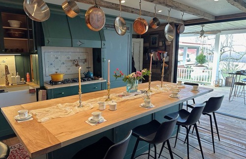 East Fultonham Cabina | Historic Log Cabin fully restored; gourmet kitchen & much more!