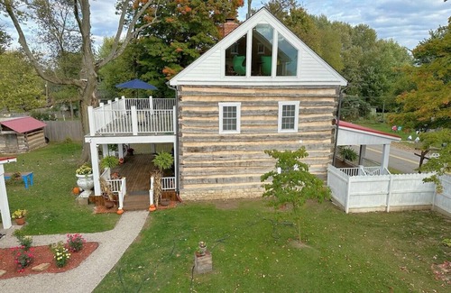 East Fultonham Cabina | Historic Log Cabin fully restored; gourmet kitchen & much more!