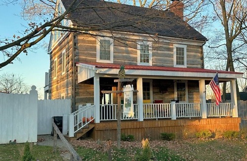 East Fultonham Cabina | Historic Log Cabin fully restored; gourmet kitchen & much more!