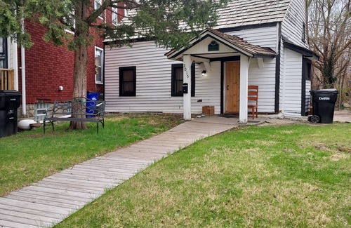 Detroit Cabina | Historic Log Cabin in the heart of Detroit