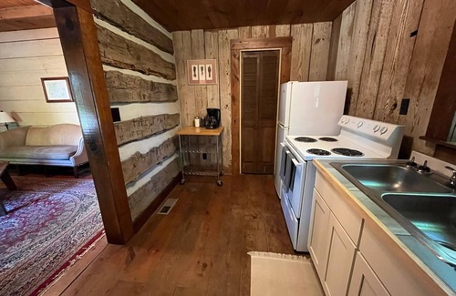 Chatsworth Cabina | Historic Log Cabin on a homestead!-Pet Friendly!