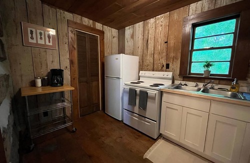 Chatsworth Cabina | Historic Log Cabin on a homestead!-Pet Friendly!