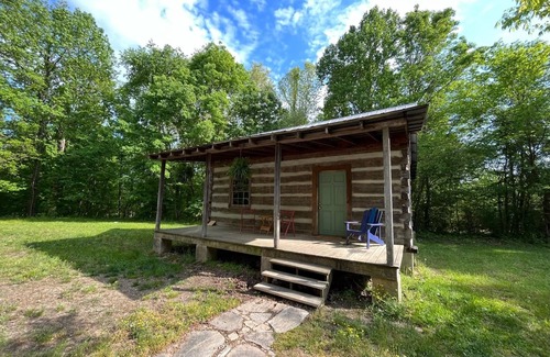 Chatsworth Cabina | Historic Log Cabin on a homestead!-Pet Friendly!