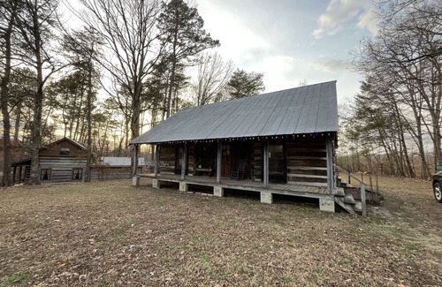 Chatsworth Cabina | Historic Log Cabin on a homestead! Pet-Friendly!