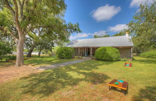 Fredericksburg Casa | Historic Log Cabin Retreat Near Town on 5 Acres!