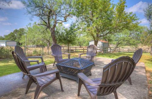 Fredericksburg Casa | Historic Log Cabin Retreat Near Town on 5 Acres!
