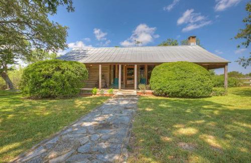 Fredericksburg Casa | Historic Log Cabin Retreat Near Town on 5 Acres!