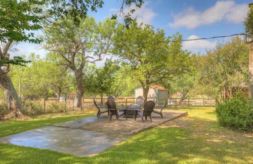 Fredericksburg Casa | Historic Log Cabin Retreat Near Town on 5 Acres!