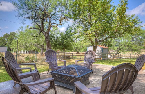 Fredericksburg Cabina | Historic Log Cabin Retreat Near Town on 5 Acres!