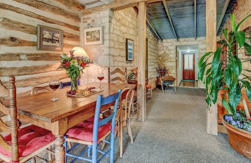 Fredericksburg Cabina | Historic Log Cabin Retreat Near Town on 5 Acres!