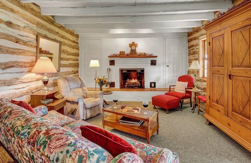 Fredericksburg Cabina | Historic Log Cabin Retreat Near Town on 5 Acres!