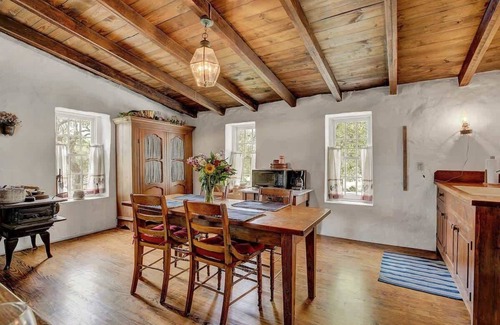 Fredericksburg Cabina | Historic Log Cabin Retreat Near Town on 5 Acres!