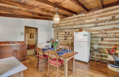 Fredericksburg Cabina | Historic Log Cabin Retreat Near Town on 5 Acres!