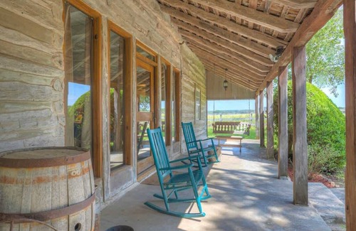 Fredericksburg Cabina | Historic Log Cabin Retreat Near Town on 5 Acres!