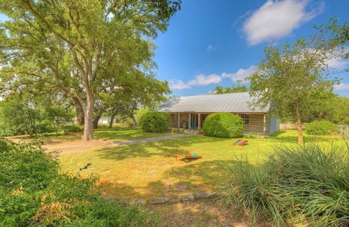 Fredericksburg Cabina | Historic Log Cabin Retreat Near Town on 5 Acres!