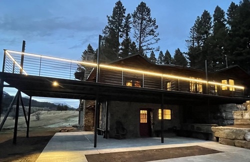 Bozeman Cabina | Historic log home, 3 minutes from the Bridger bowl slopes.
