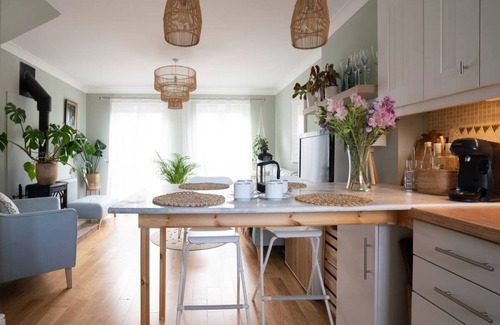 Malmesbury Casa | Historic Malmesbury | Delightful home with parking