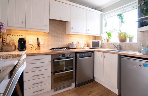 Malmesbury Casa | Historic Malmesbury | Delightful home with parking