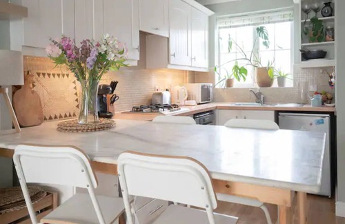 Malmesbury Casa | Historic Malmesbury | Delightful home with parking