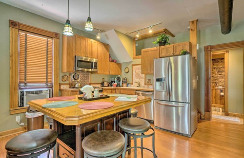 Manitou Springs Cabaña | Historic Manitou Springs Victorian: Walk Downtown!