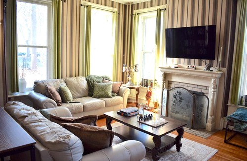 Bloomington Casa | Historic Manor Overlooking Park