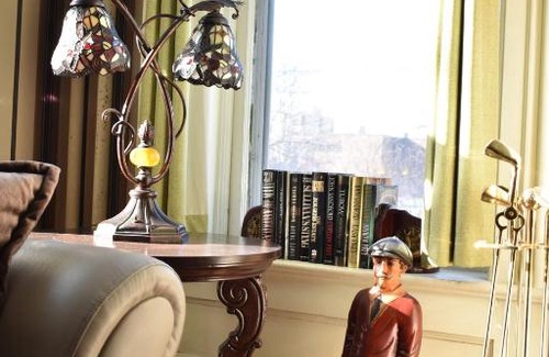 Bloomington Casa | Historic Manor Overlooking Park