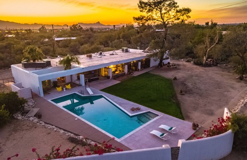 Casas Adobes Casa | 2,000 sf de mediados del siglo Moderno hacia el oeste Mira Guest House en Catalina Foothills.