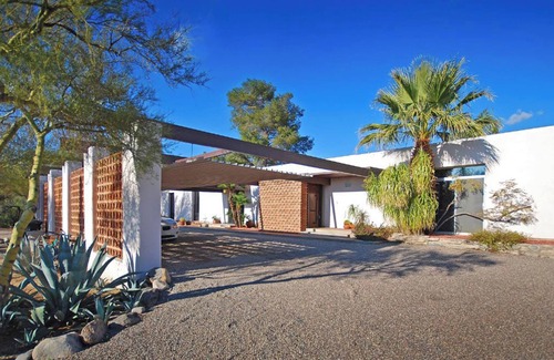 Casas Adobes Casa | 2,000 sf de mediados del siglo Moderno hacia el oeste Mira Guest House en Catalina Foothills.