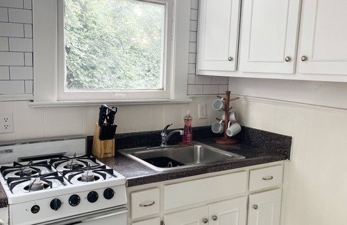 East Midtown Apartamento | Historic Midtown Charmer With Tons Of Natural Light, Walk To Everything!