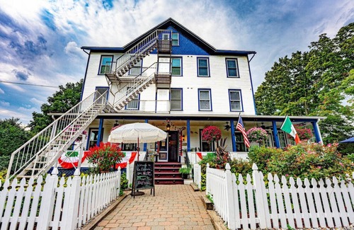 Milford Casa | Historic Milford Ambiance | Relaxing Well-Designed Room for Your Vacation