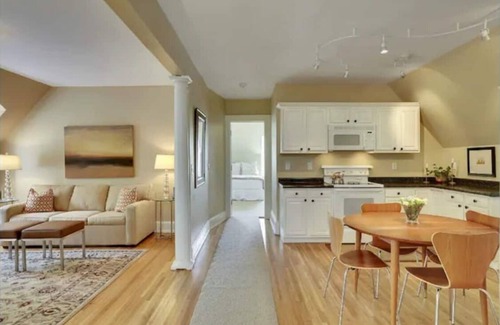 Whittier Apartamento | Historic Minneapolis Mansion- 3rd floor apartment