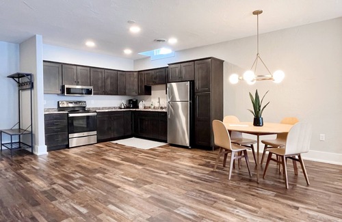 Hot Springs Apartamento | Historic & Modern! Walk to Restaurants, Moccasin Springs + Huge Suite w/ Kitchen