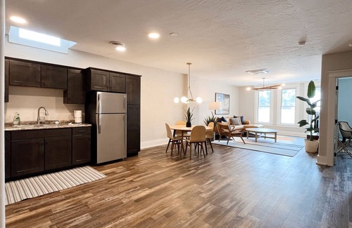 Hot Springs Apartamento | Historic & Modern! Walk to Restaurants, Moccasin Springs + Huge Suite w/ Kitchen