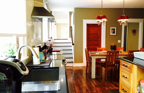 Historic Montford Casa | 6 camas / 3 baños, capacidad para 10 personas, a pie del centro de Three Stories, con mucho espacio